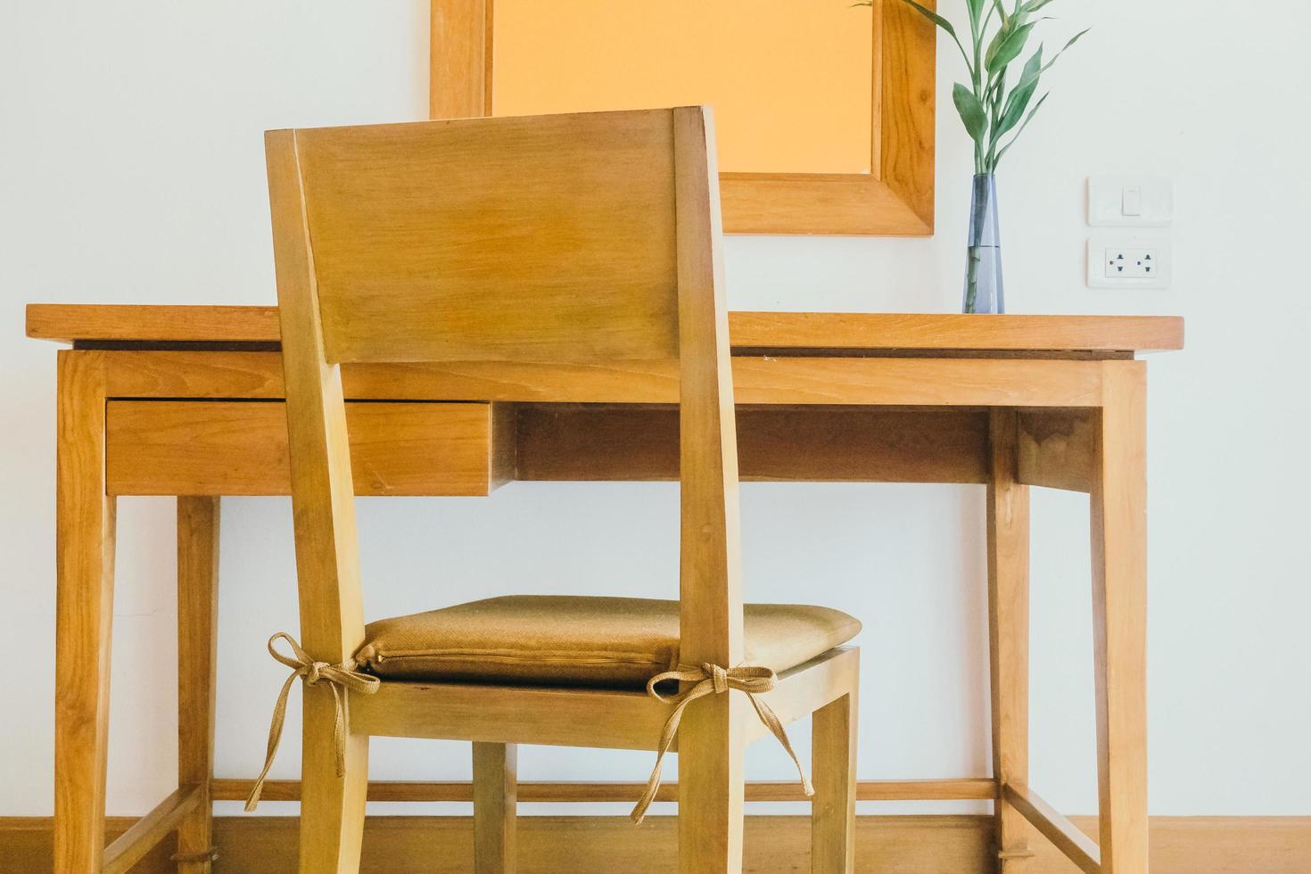 decoração de mesa e cadeira de madeira na sala de estar foto