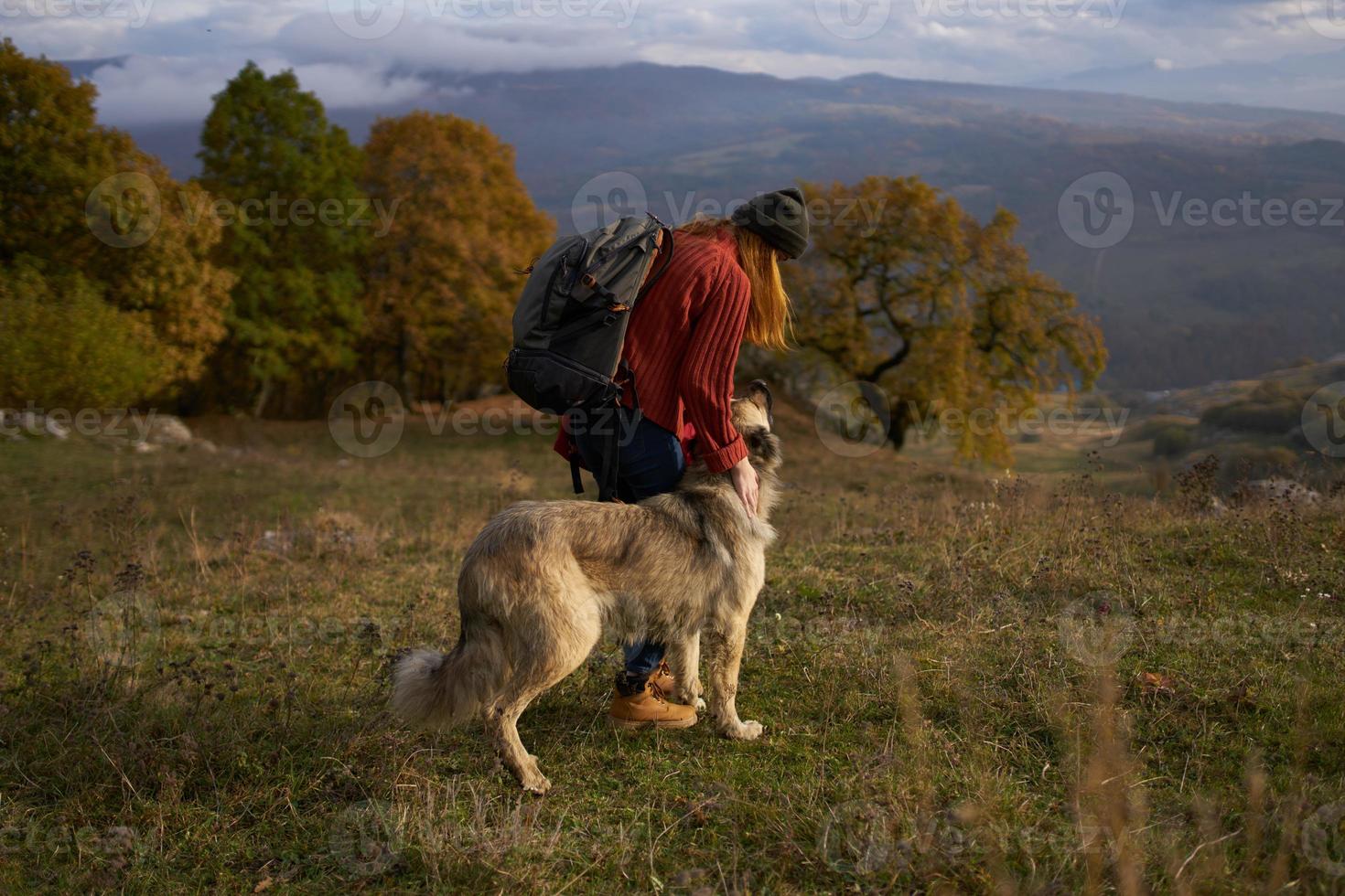 mulher turista Próximo para cachorro e andar amizade viagem foto