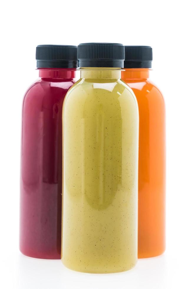 garrafas de suco de frutas e vegetais isoladas no fundo branco foto