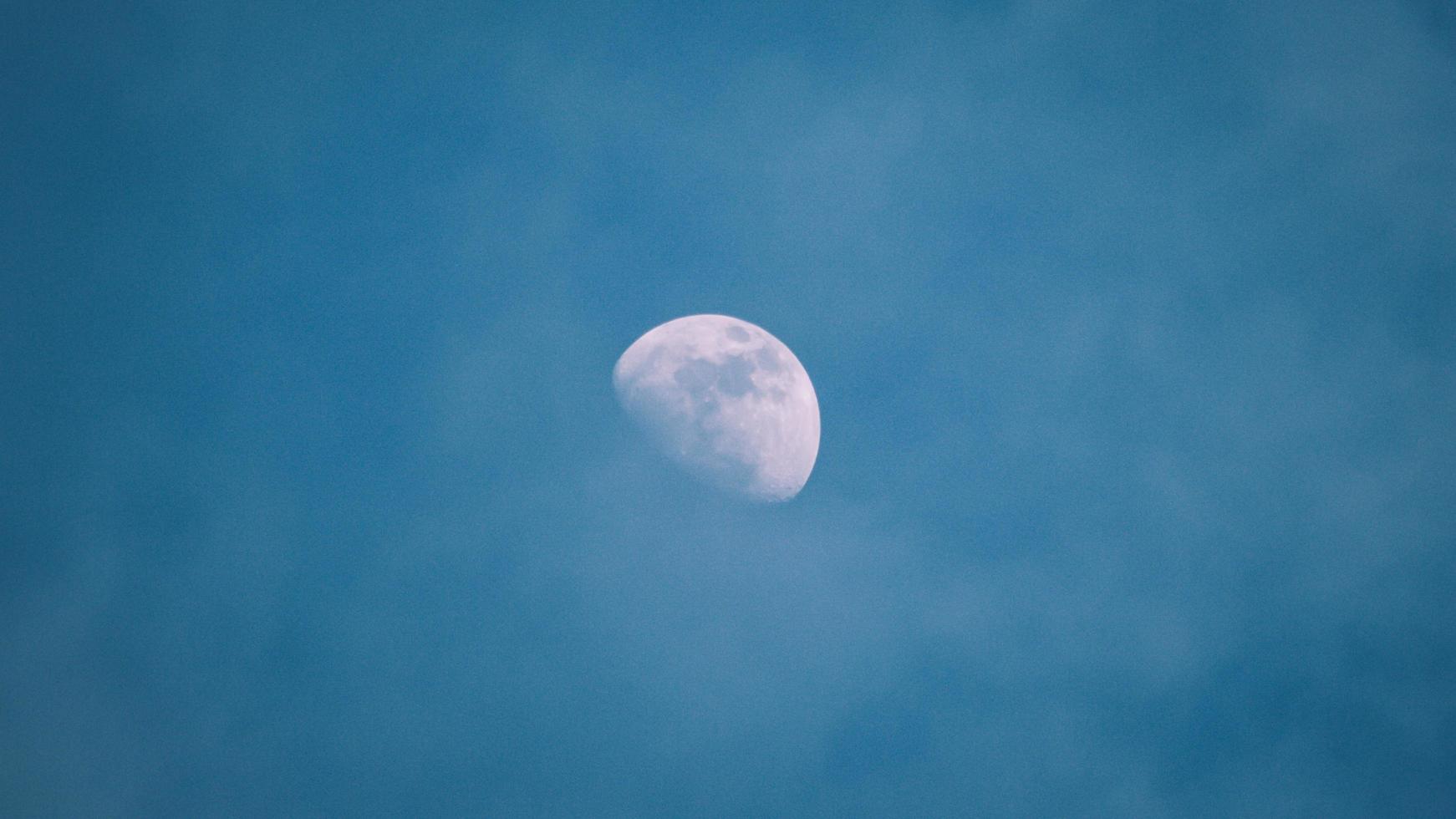 lua azul no céu foto