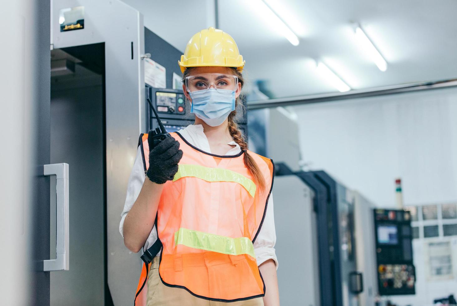 trabalhador da construção civil usando equipamento de proteção com máscara facial foto