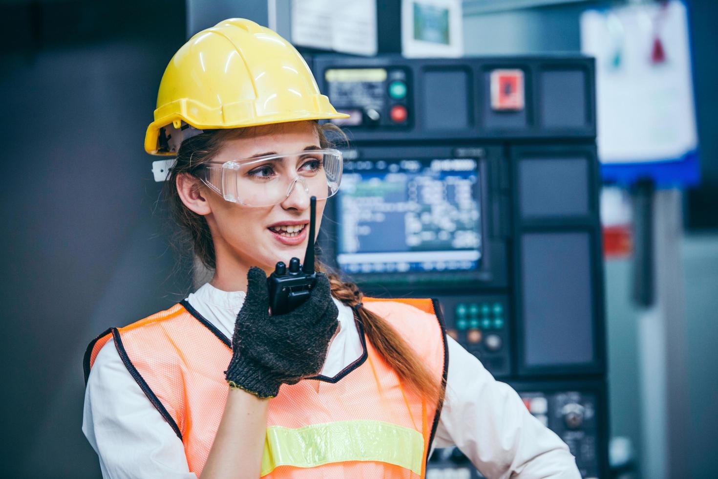 trabalhador da construção civil usando um walkie-talkie foto