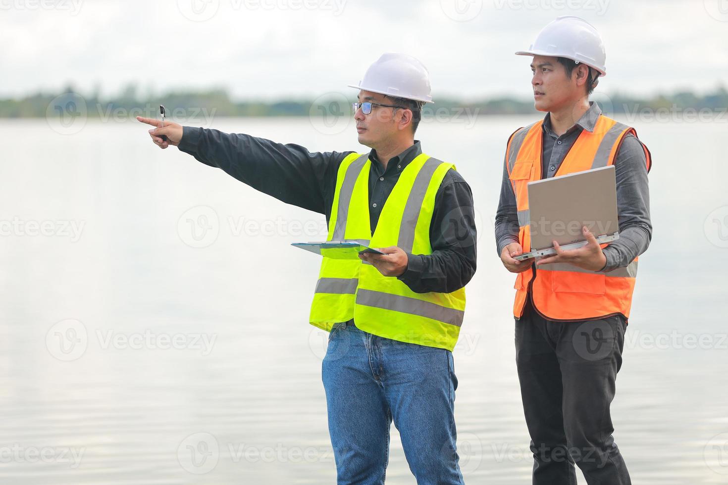 de Meio Ambiente engenheiros trabalhos às água fonte para Verifica para contaminantes dentro água fontes e analisando água teste resultados para reutilizar.mundo meio Ambiente dia conceito. foto