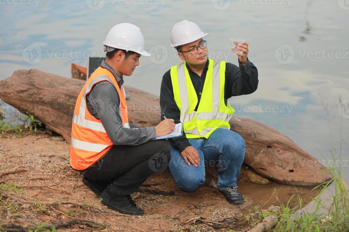 de Meio Ambiente engenheiros trabalhos às água fonte para Verifica para contaminantes dentro água fontes e analisando água teste resultados para reutilizar.mundo meio Ambiente dia conceito. foto