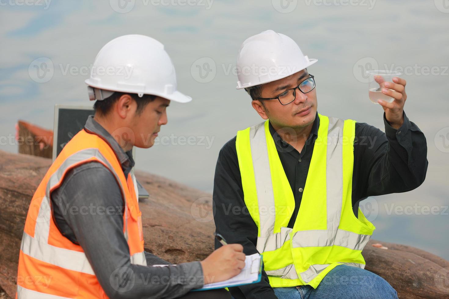 de Meio Ambiente engenheiros trabalhos às água fonte para Verifica para contaminantes dentro água fontes e analisando água teste resultados para reutilizar.mundo meio Ambiente dia conceito. foto