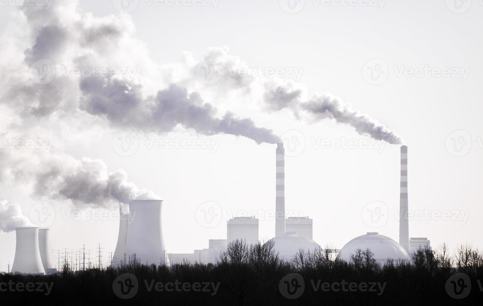 ar poluição de fumaça chegando Fora do a partir de de fábrica chaminés, industrial zona. foto