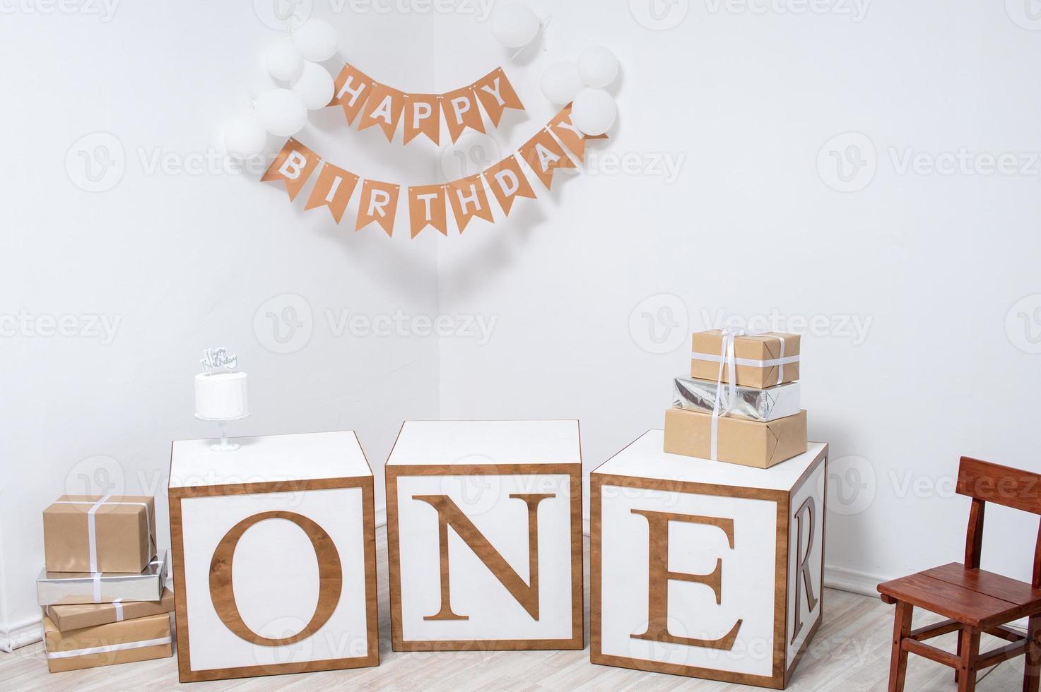 decoração dentro uma branco quarto para uma aniversário celebração foto