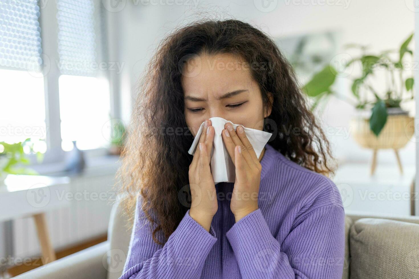 doente desesperado ásia mulher tem gripe. rinite, frio, doença, alergia conceito. bonita doente mulher tem correndo nariz, esfrega nariz com lenço. espirros fêmea. morena espirros dentro uma lenço de papel foto