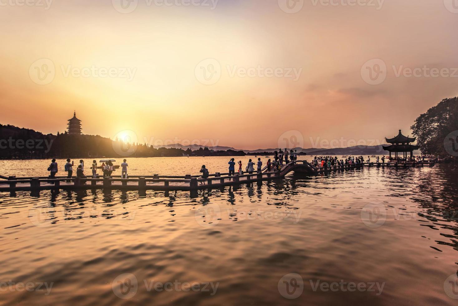 lindo Hangzhou dentro pôr do sol, antigo pavilhão silhueta em a oeste lago, china foto