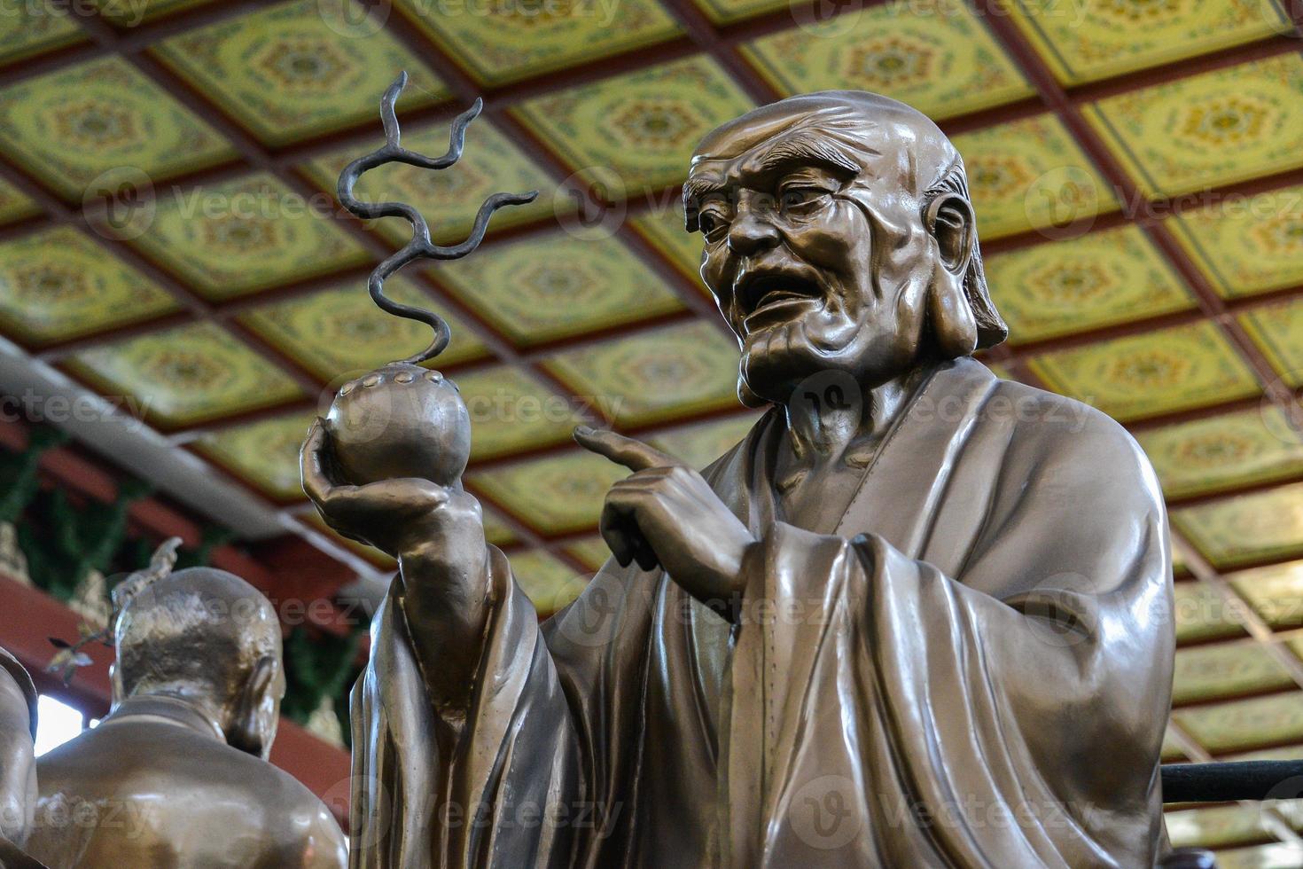 corredor com estátuas às lingyin têmpora, Hangzhou, zhe Jiang, China focado às esquerda estátua foto