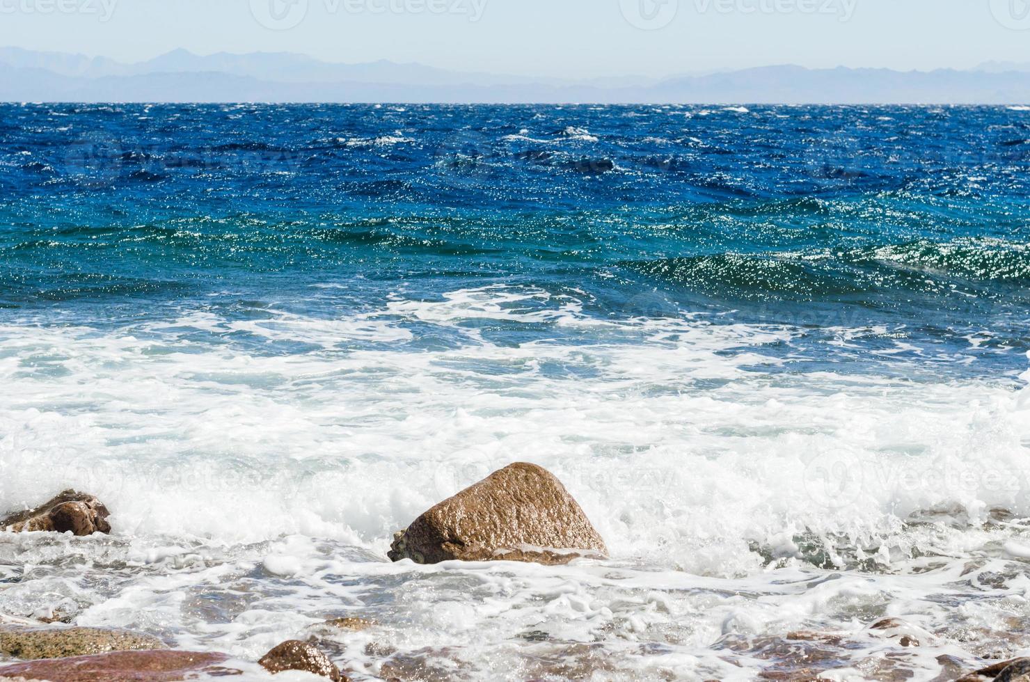 rocha e ondas foto