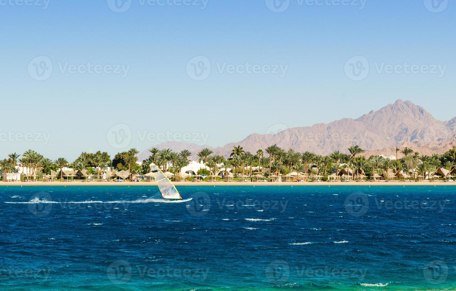 windsurfista na praia foto