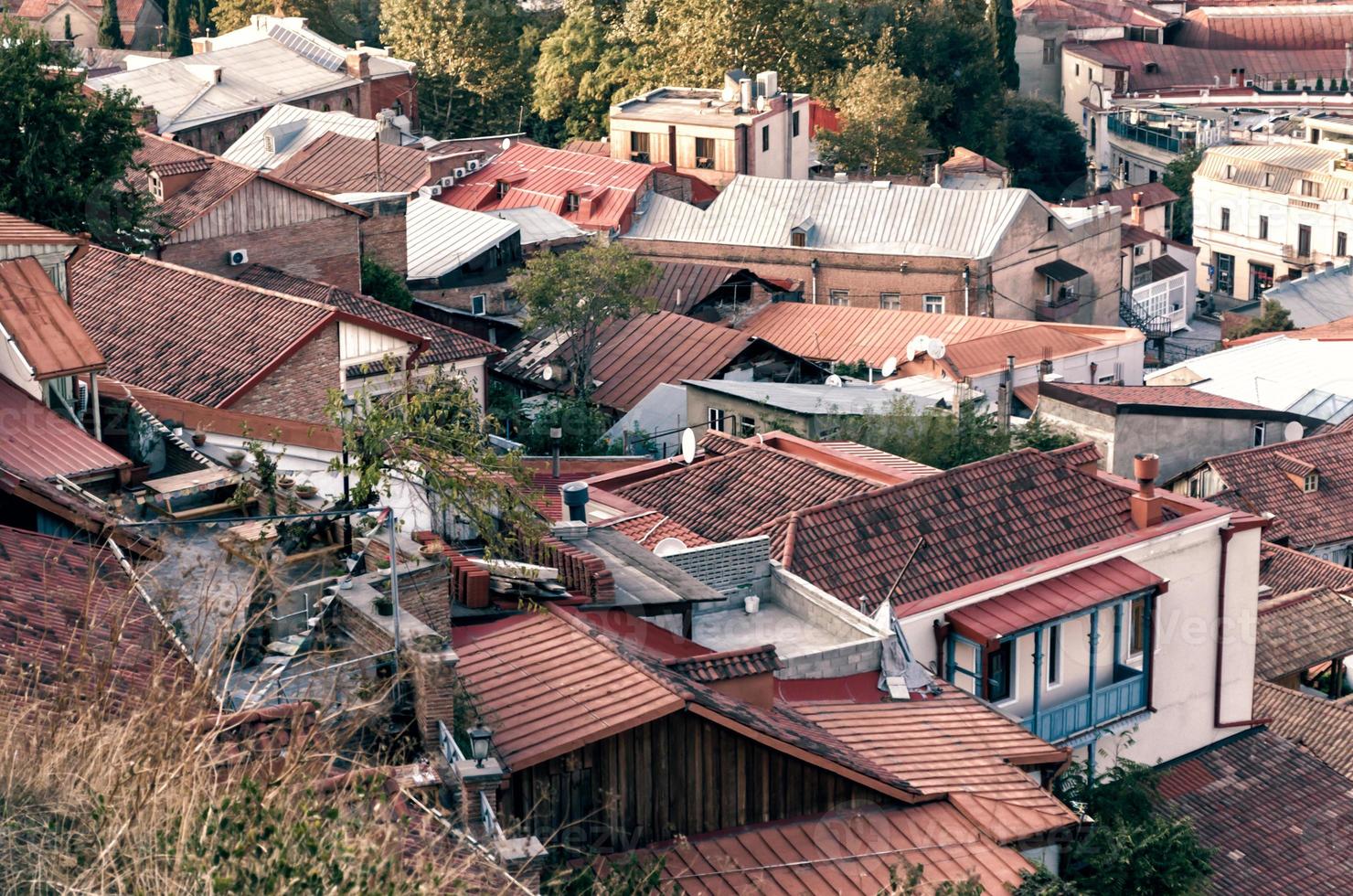 telhados de casas em tbilisi foto