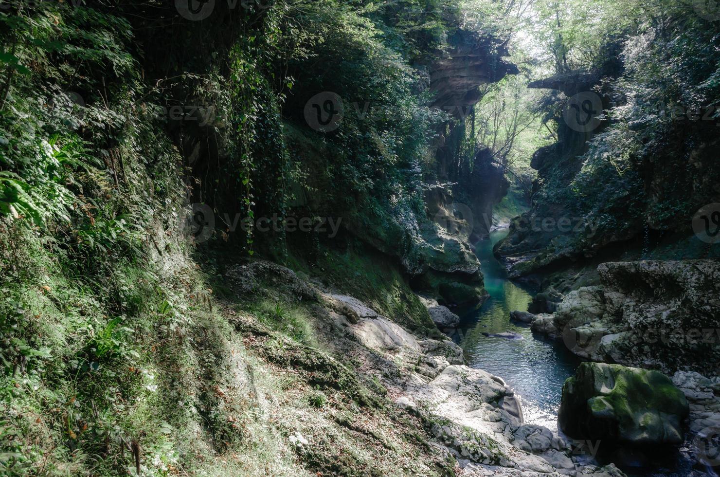 desfiladeiro de marville com rochas e rio foto