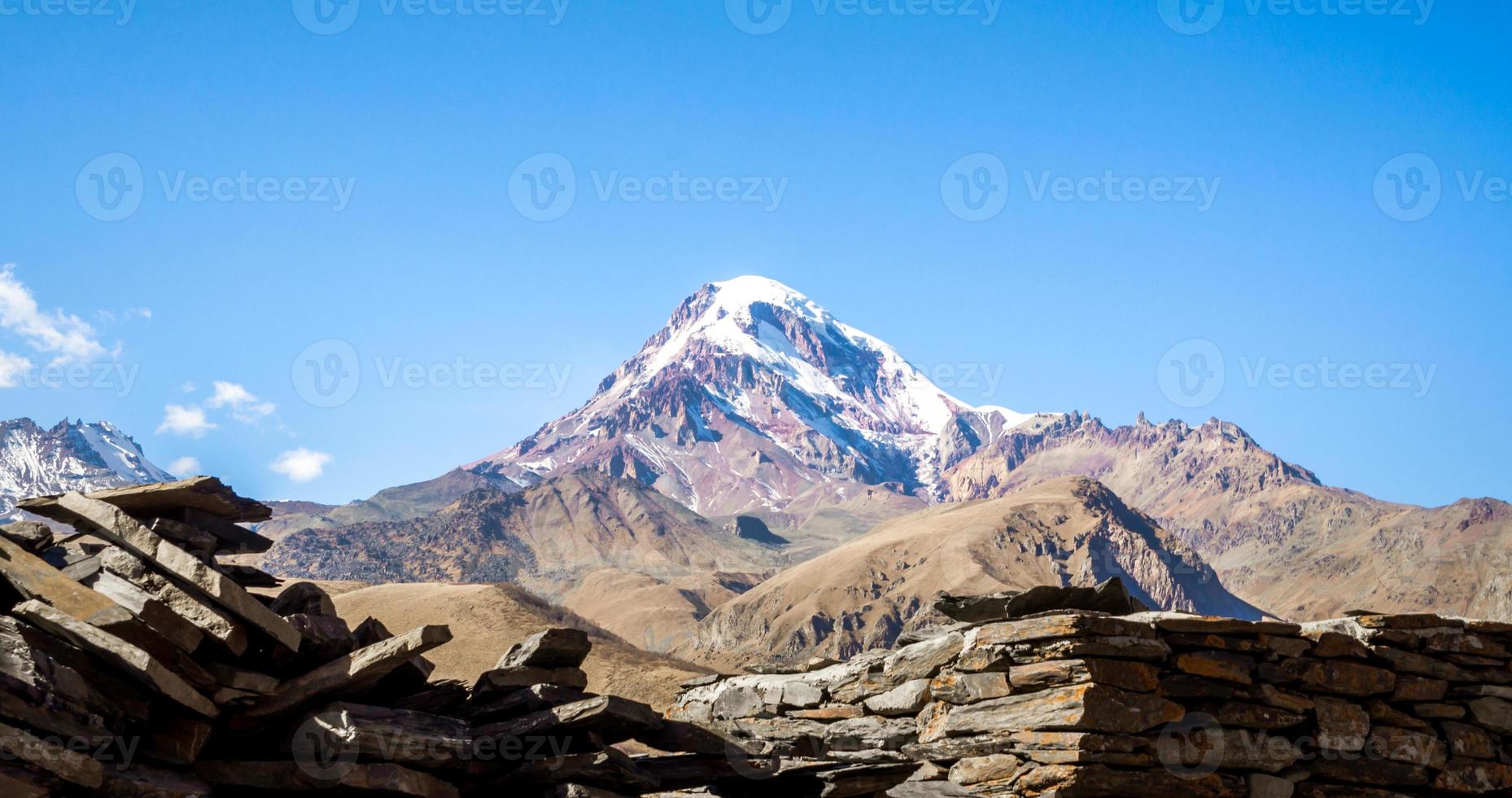 topo da montanha nevada foto