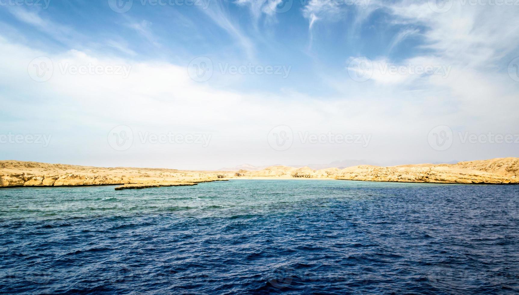 costa rochosa no mar vermelho foto