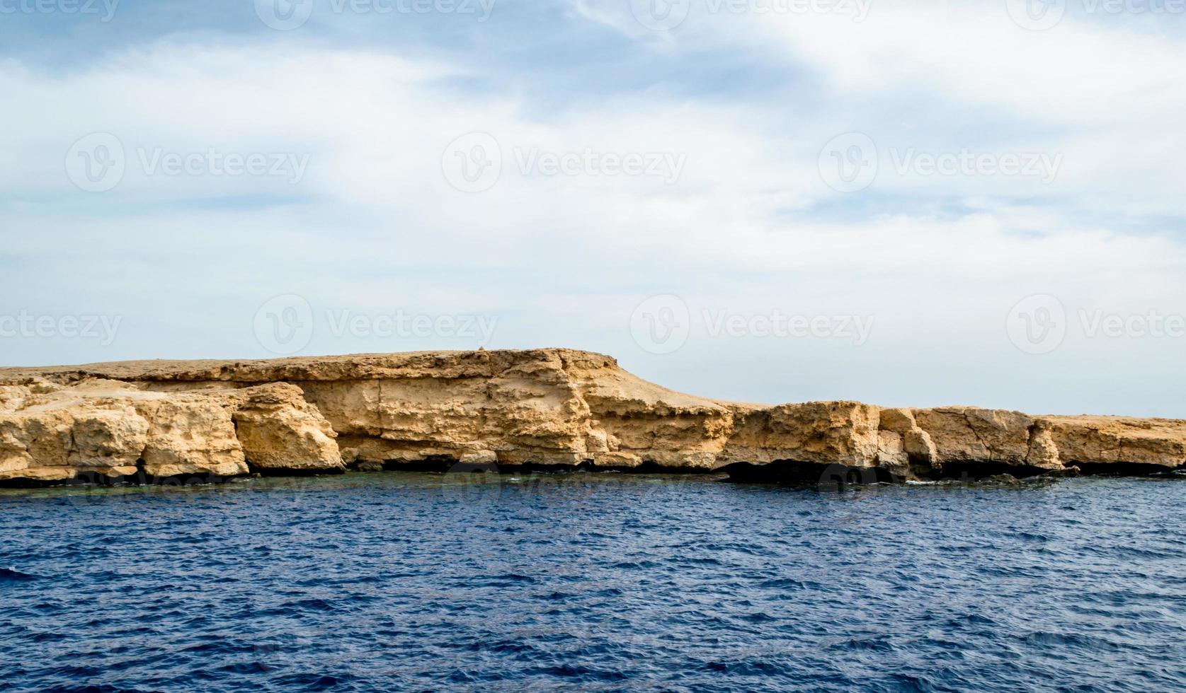 costa rochosa e água azul foto