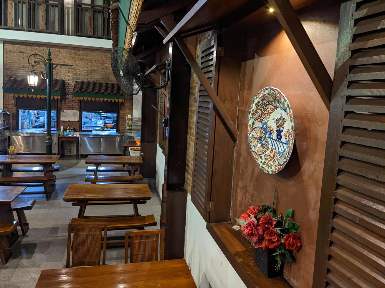 jantar quarto tradicional restaurante com vintage estilo em a Semarang cidade. a foto é adequado para usar para restaurante fundo, interior poster e viajante conteúdo meios de comunicação.