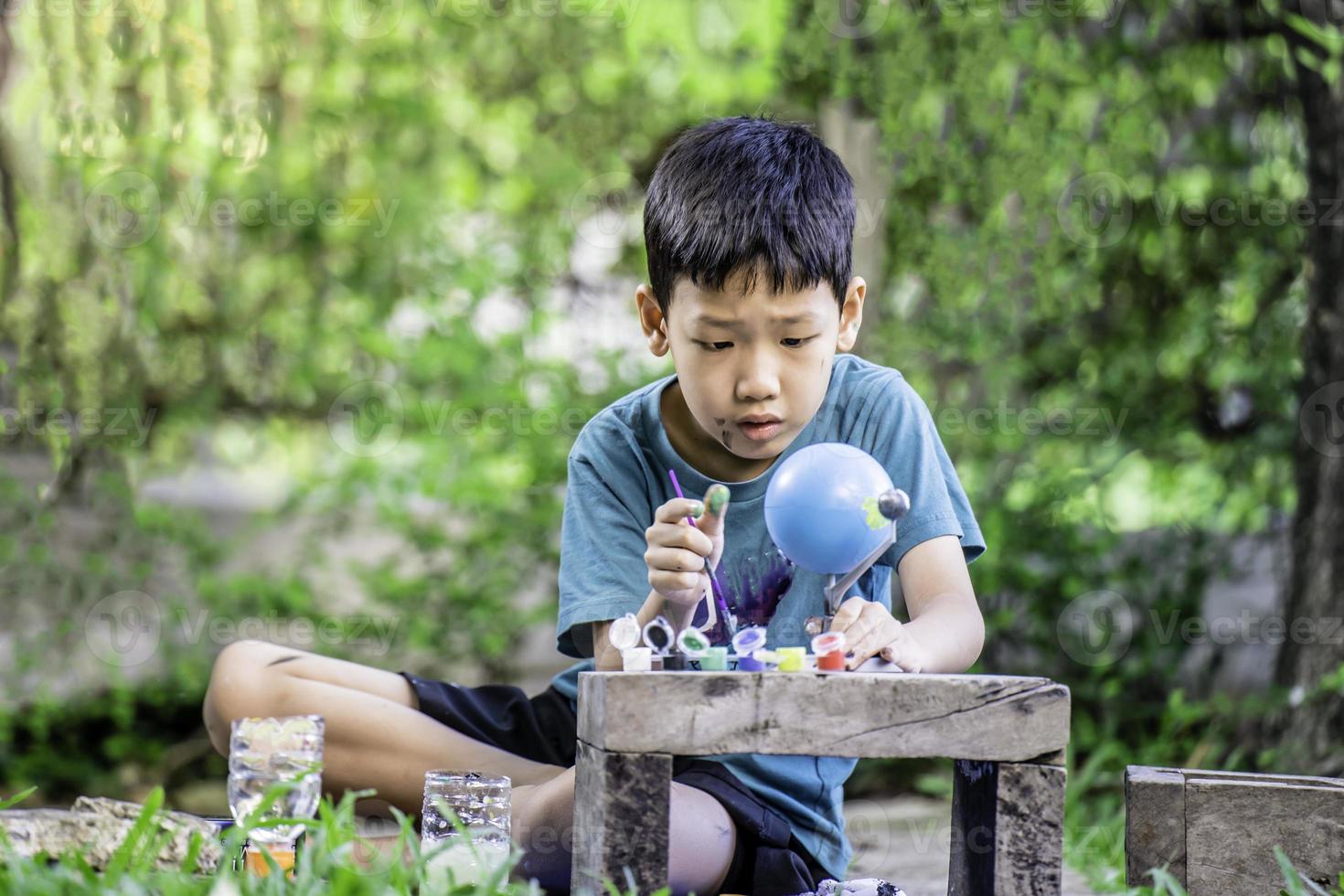 concentrado ásia Garoto coloração solar sistema brinquedos, sensorial atividade, Aprendendo Ferramentas às lar. foto