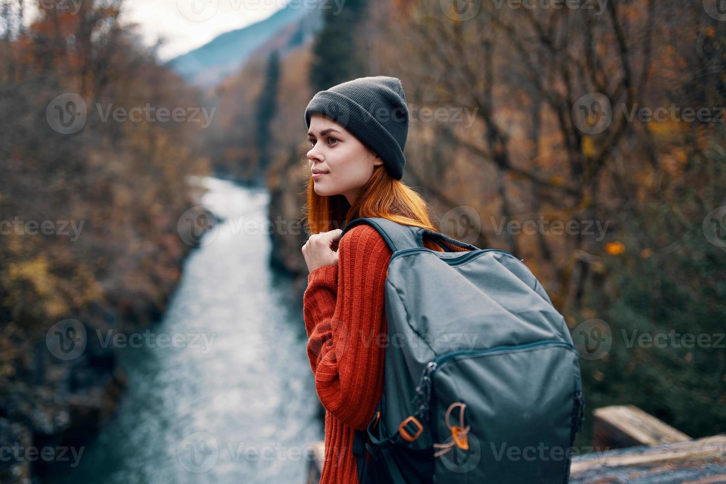 mulher turista mochila rio montanhas outono foto