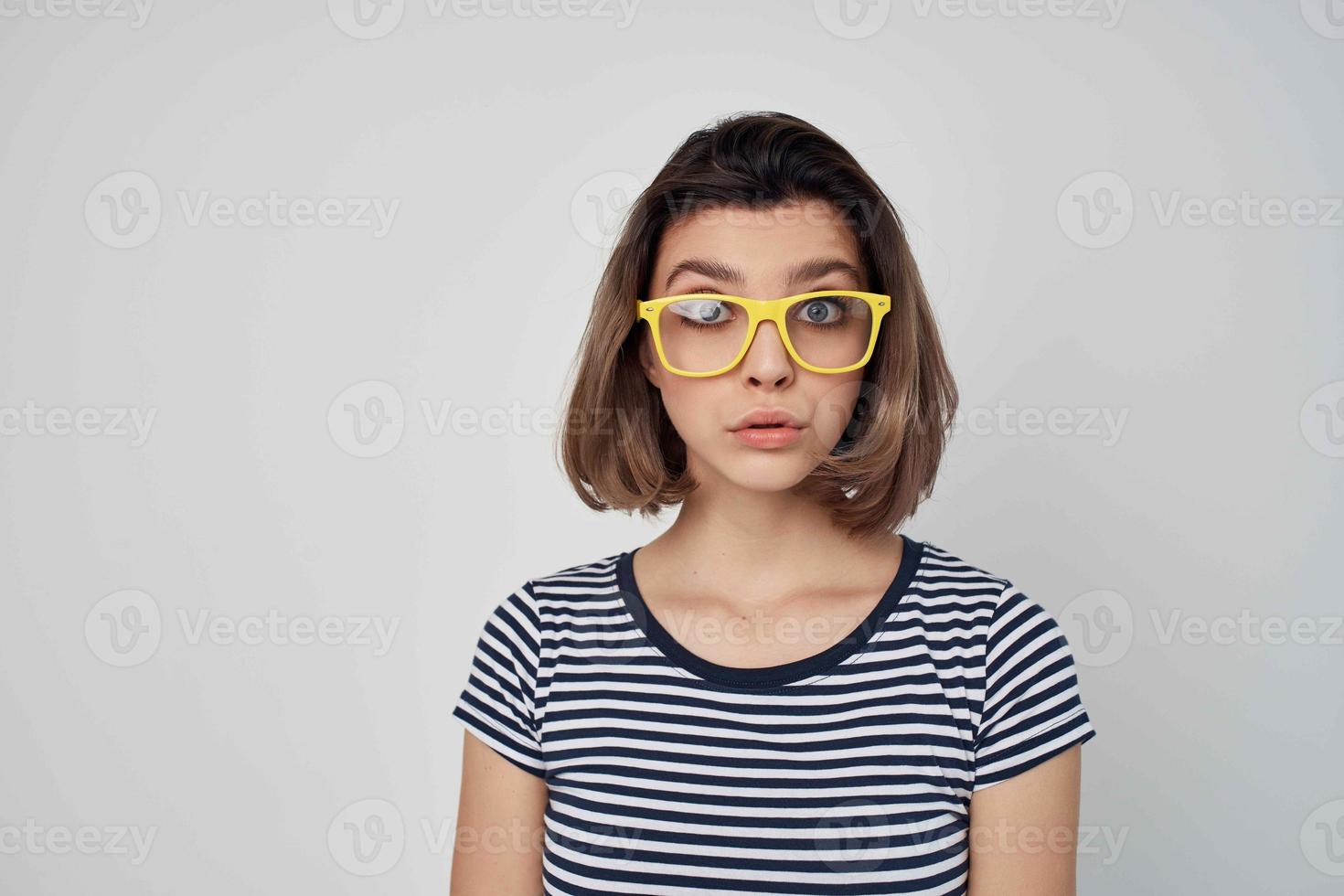 alegre mulher dentro amarelo óculos verão moda posando estúdio foto