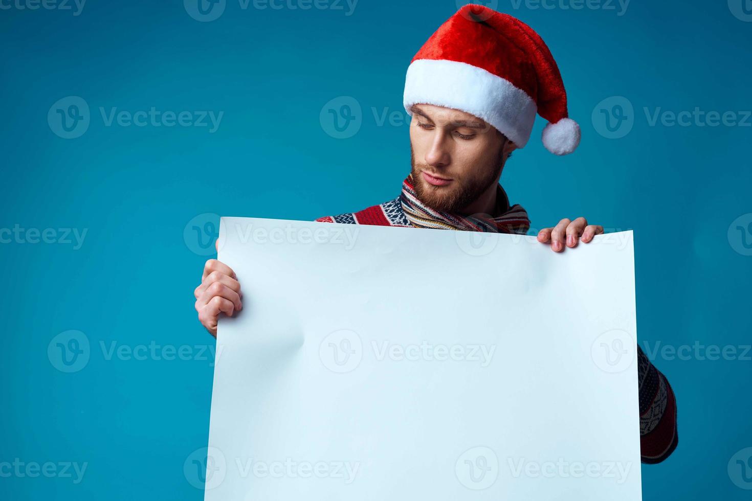 alegre homem dentro uma Natal branco brincar poster estúdio posando foto