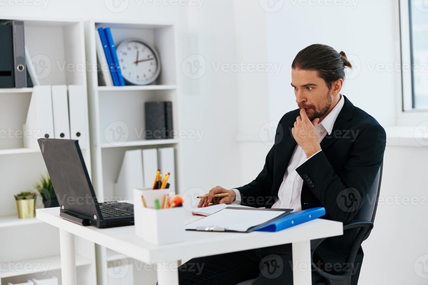 Gerente trabalhos dentro frente do computador portátil emoções patrão foto