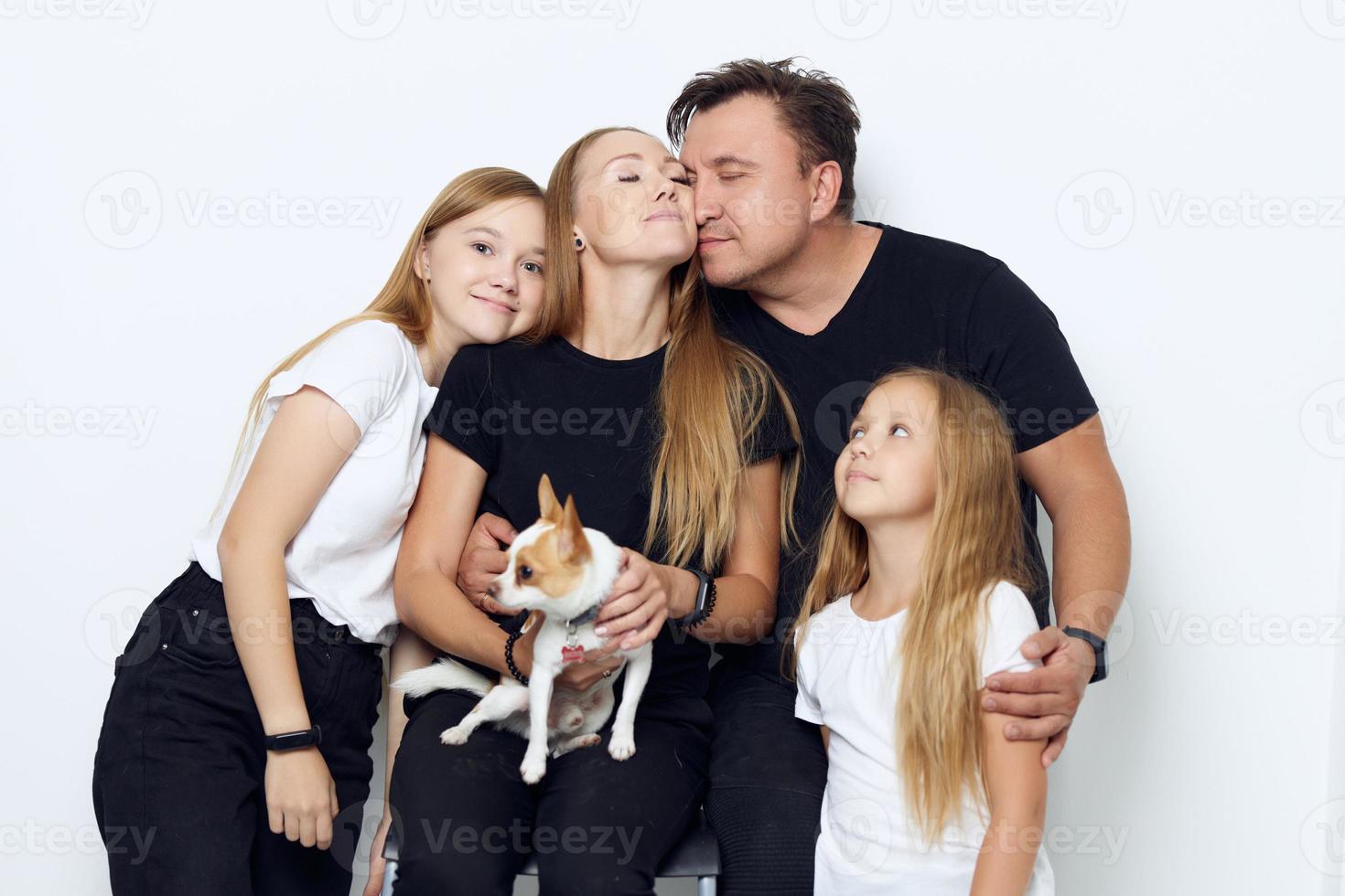 alegre amigáveis família abraço estúdio isolado fundo foto