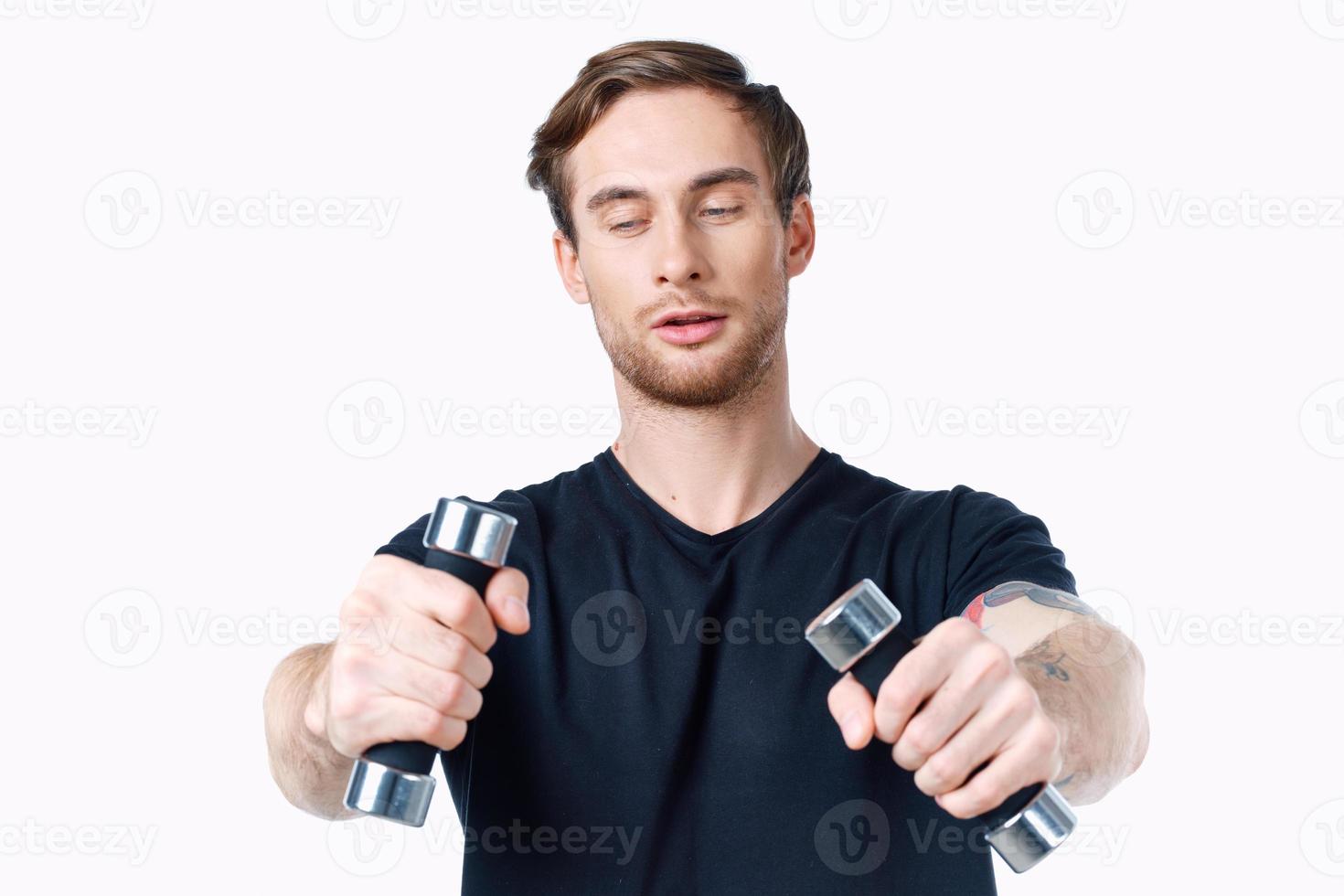 desportivo jovem homem com halteres em branco fundo exercite-se cópia de espaço foto