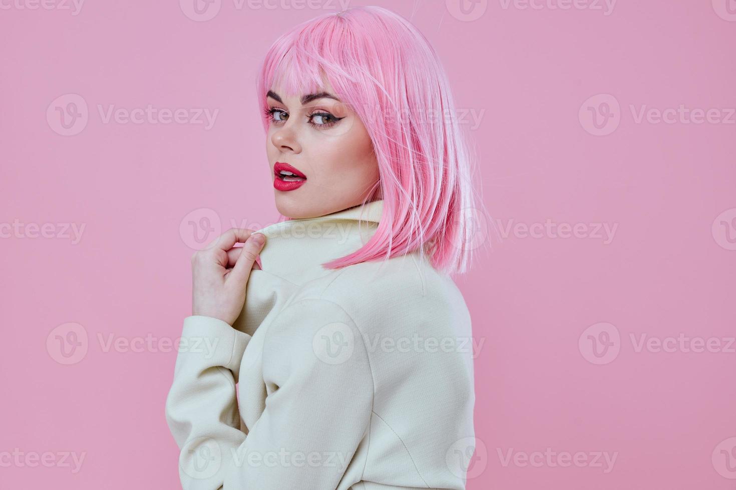 bonita jovem fêmea dentro branco blazer Rosa cabelo glamour cosméticos cor fundo inalterado foto