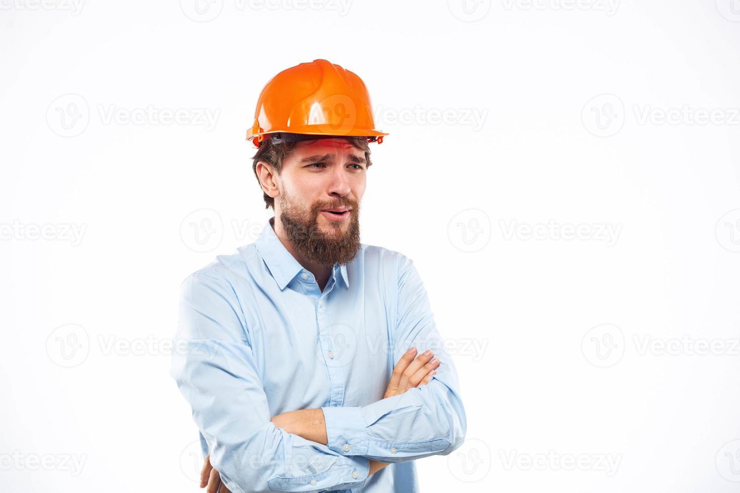 homem dentro trabalhos uniforme laranja capacete profissional segurança indústria construção foto