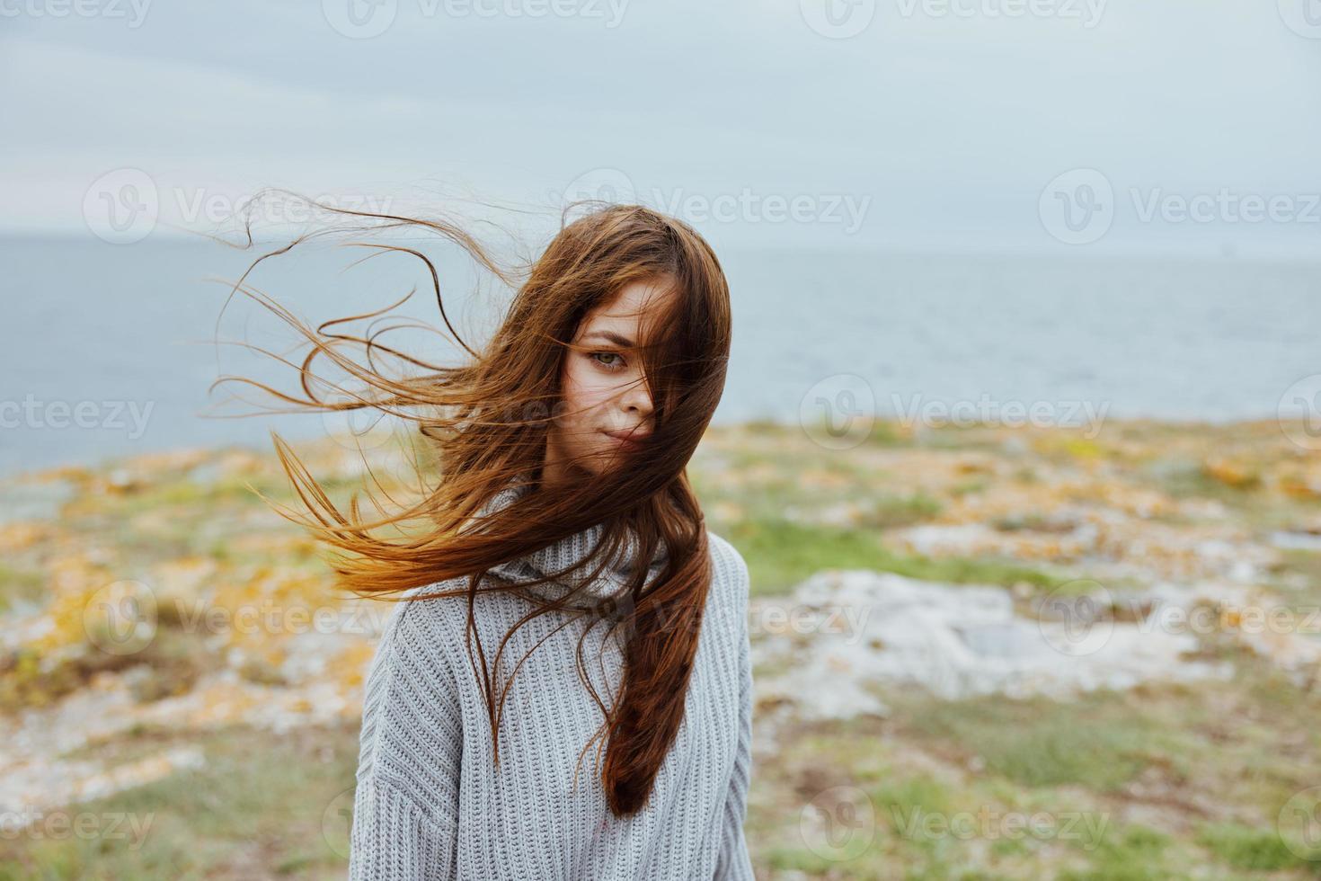 mulher liberdade andar em a pedra costa fêmea relaxante foto