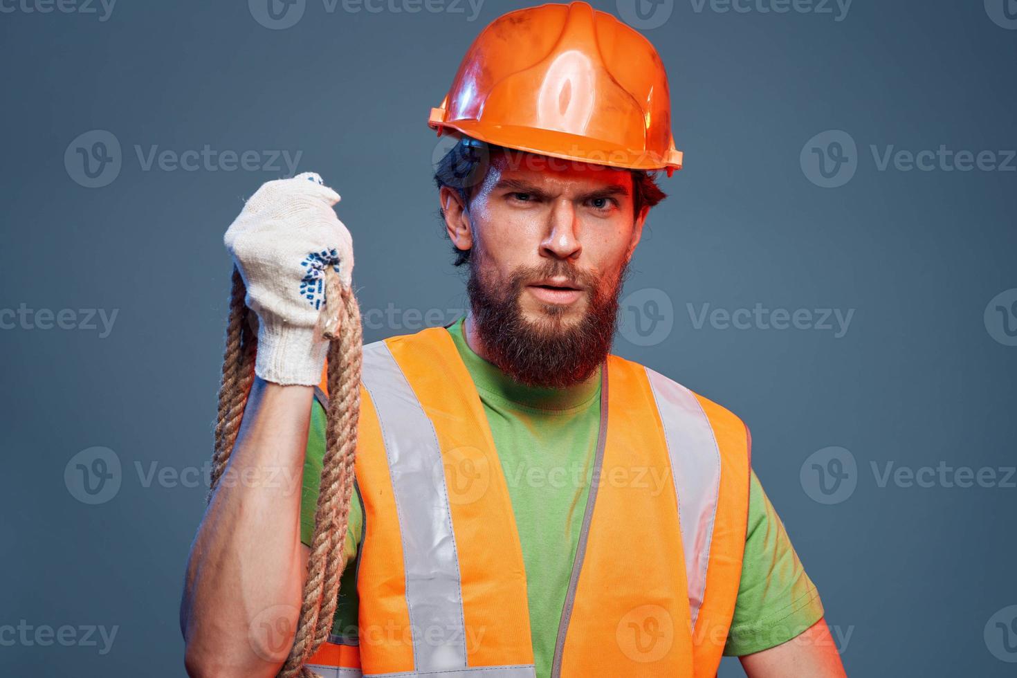 barbudo homem dentro laranja Difícil chapéu construção profissional cortada Visão foto