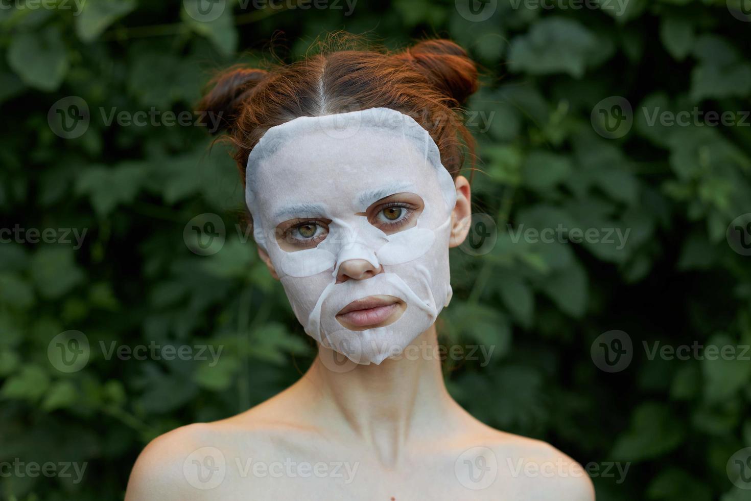 agradável menina Cosmético mascarar Veja frente para a nu ombros do a modelo Claro pele foto