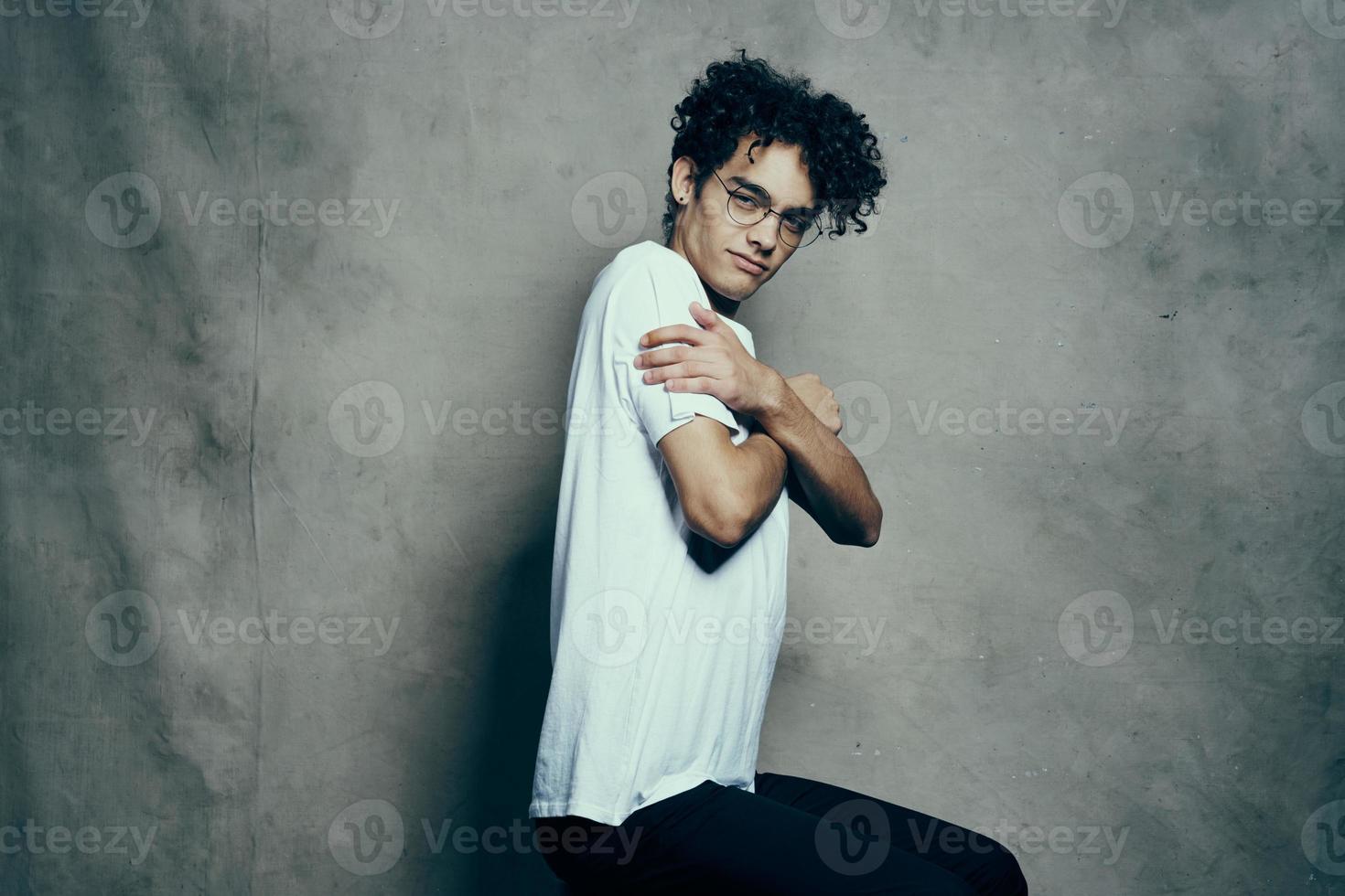 fofa cara dentro branco camiseta e encaracolado cabelo moda estúdio estilo de vida foto