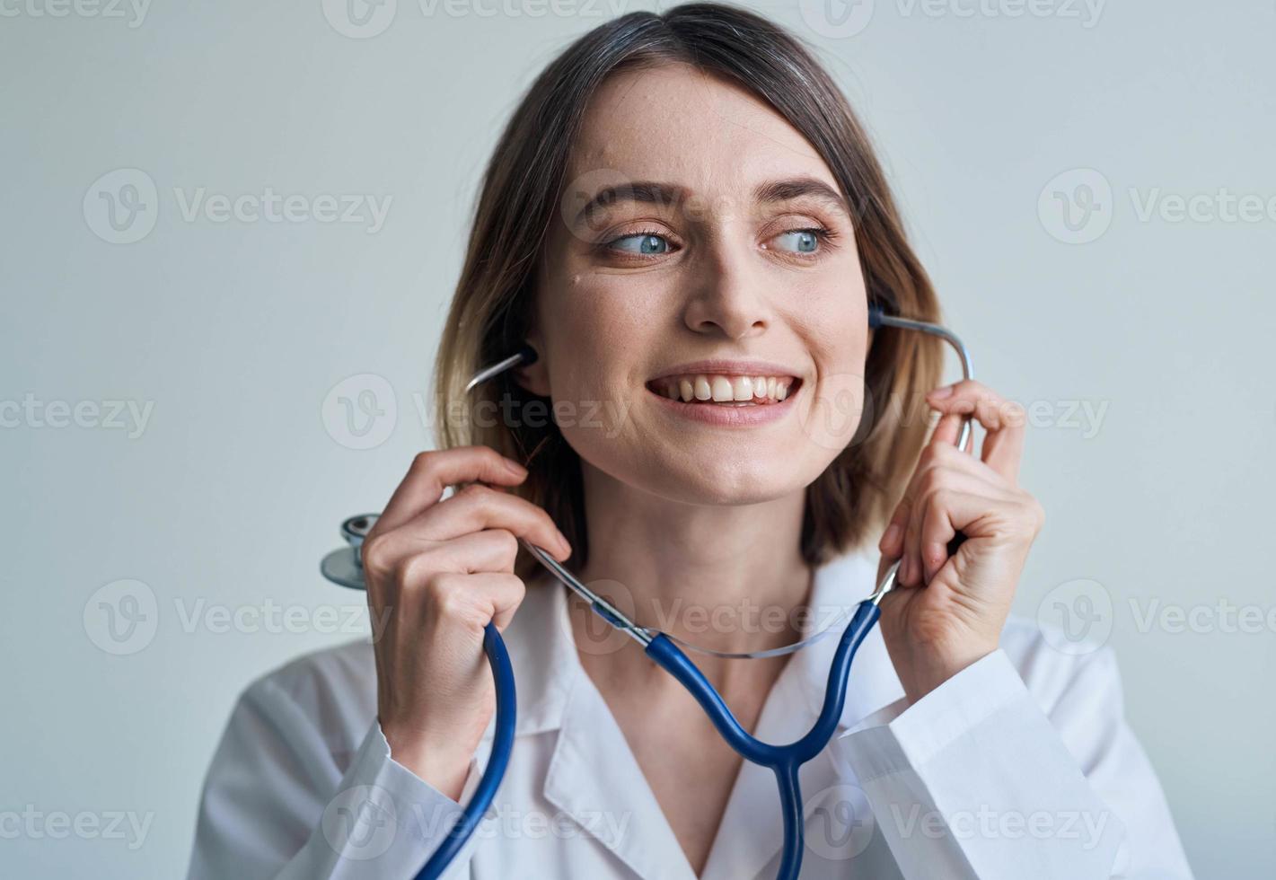 profissional médico mulher carrinhos perto a janela e uma estetoscópio por aí dela pescoço foto