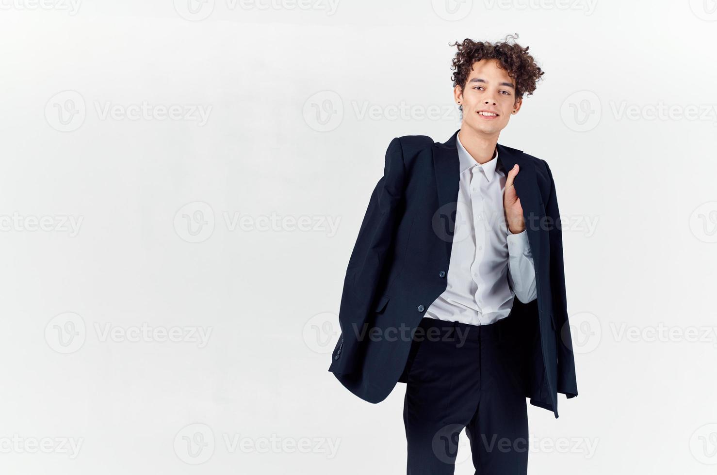 adolescente dentro clássico terno com Jaqueta dentro mão e luz fundo cortada Visão do calça foto