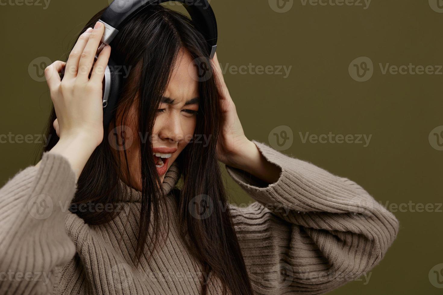 bonita mulher sem fio fones de ouvido música Diversão tecnologia isolado fundo foto