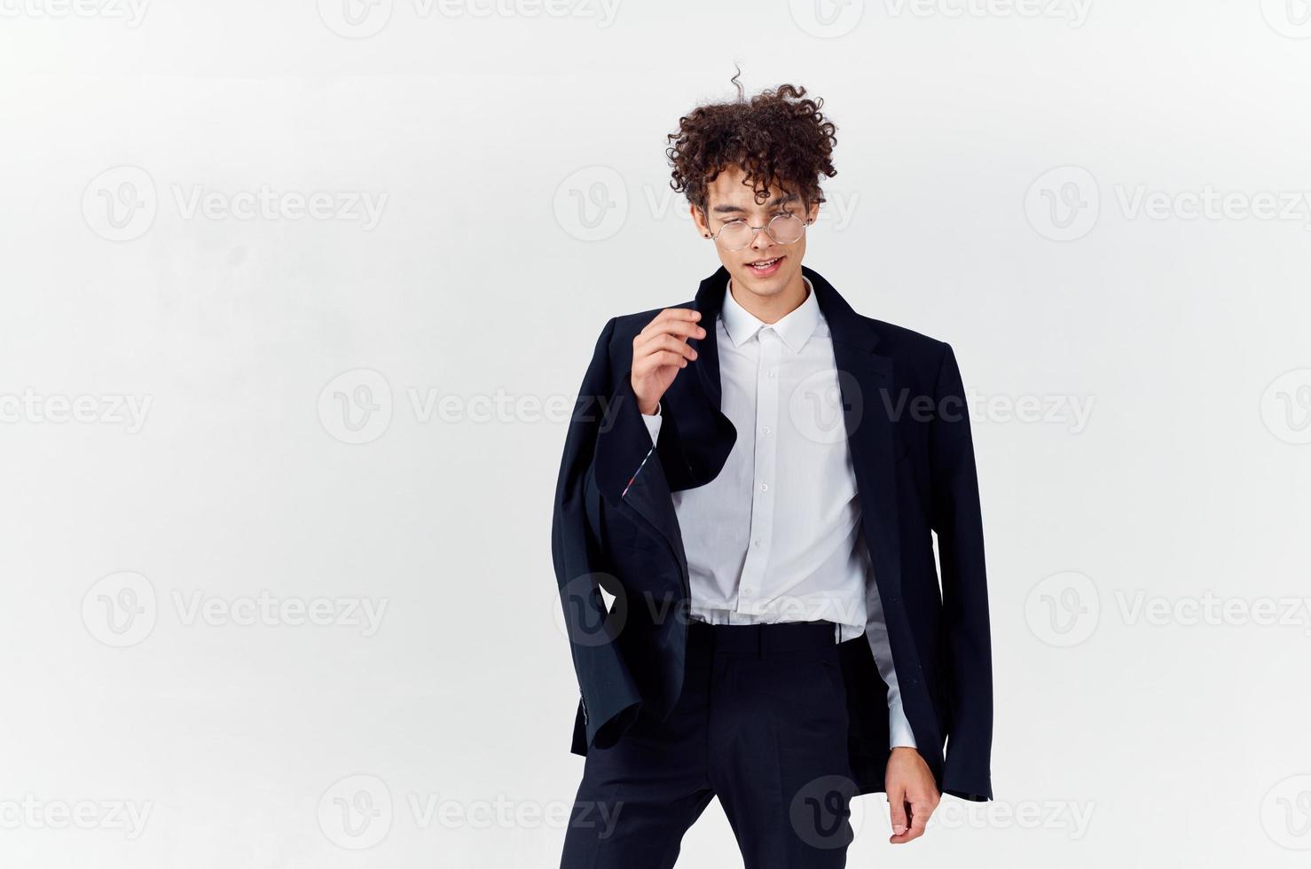 o negócio homem dentro Preto blazer óculos moda moderno estilo executivo foto