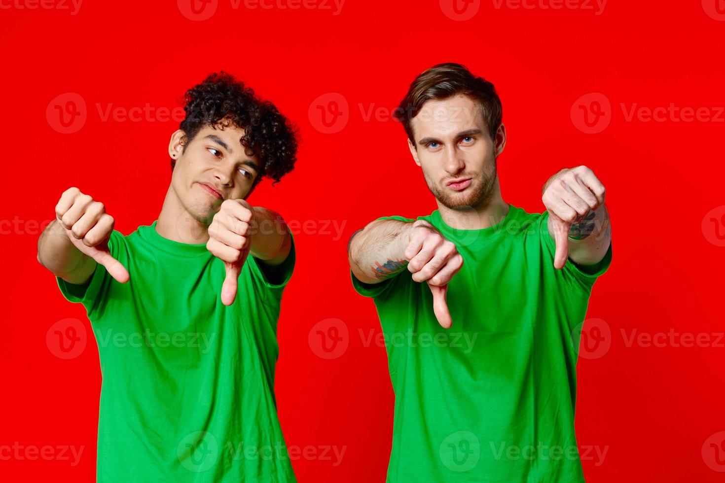 feliz amigos dentro verde Camisetas mostrar polegares baixa emoções foto