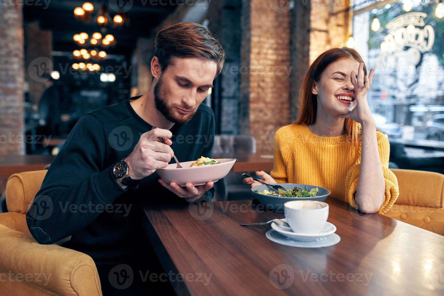 casado casal dentro uma restaurante romântico jantar comunicação foto