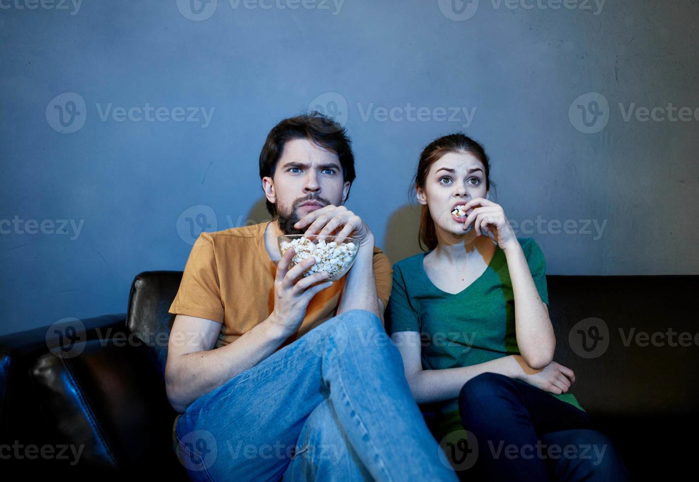 em a sofá e uma bonita mulher é assistindo televisão mostra foto