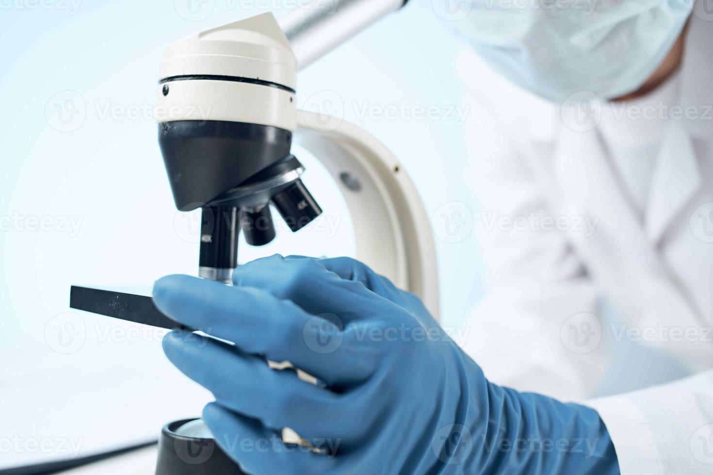 mulher vestindo médico mascarar microscópio laboratório tecnologia profissional foto