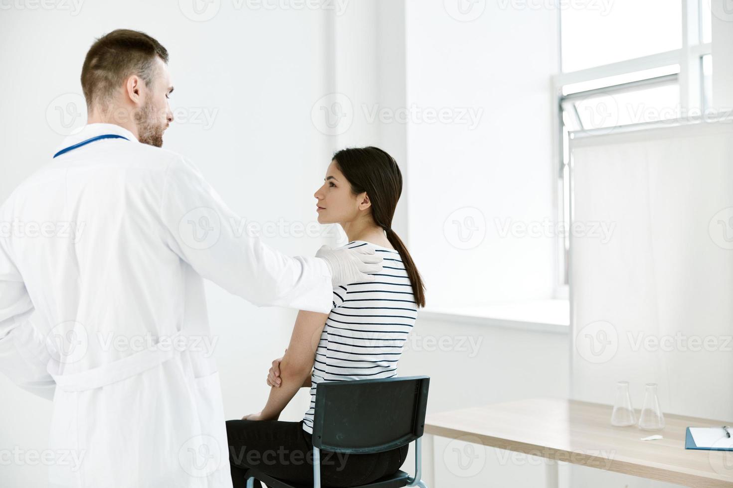 médico dentro hospital mulher paciente checar tratamento foto