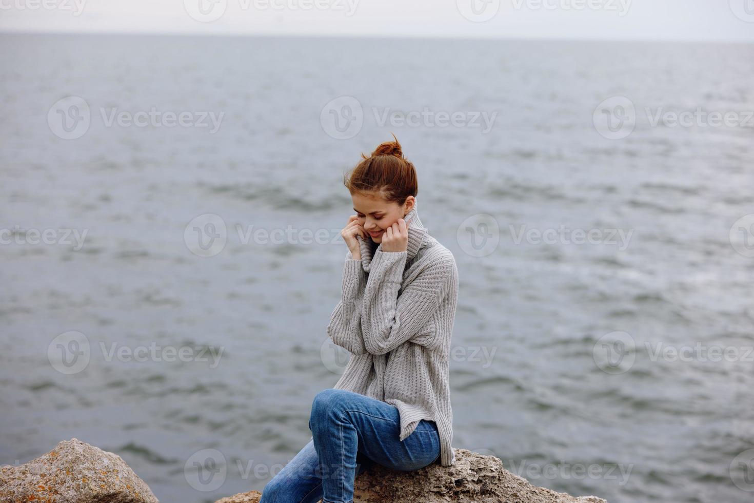 lindo mulher blusas nublado mar admirando natureza relaxamento conceito foto