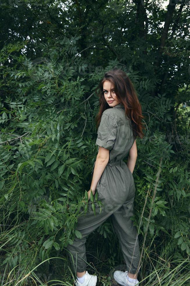 mulher dentro floresta tênis natureza macacão modelo verão foto