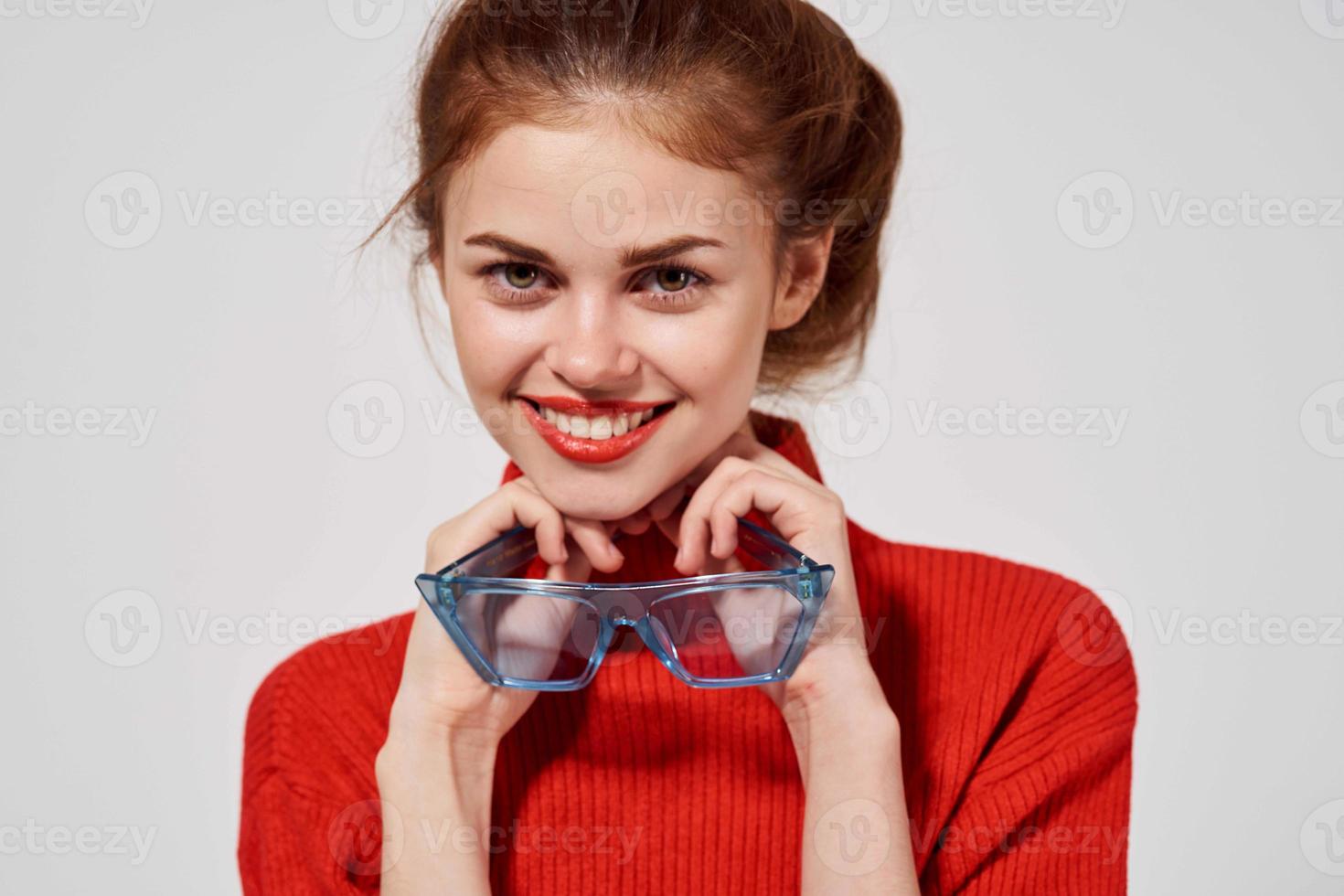 atraente mulher dentro uma vermelho suéter estilo de vida estúdio Diversão modelo foto