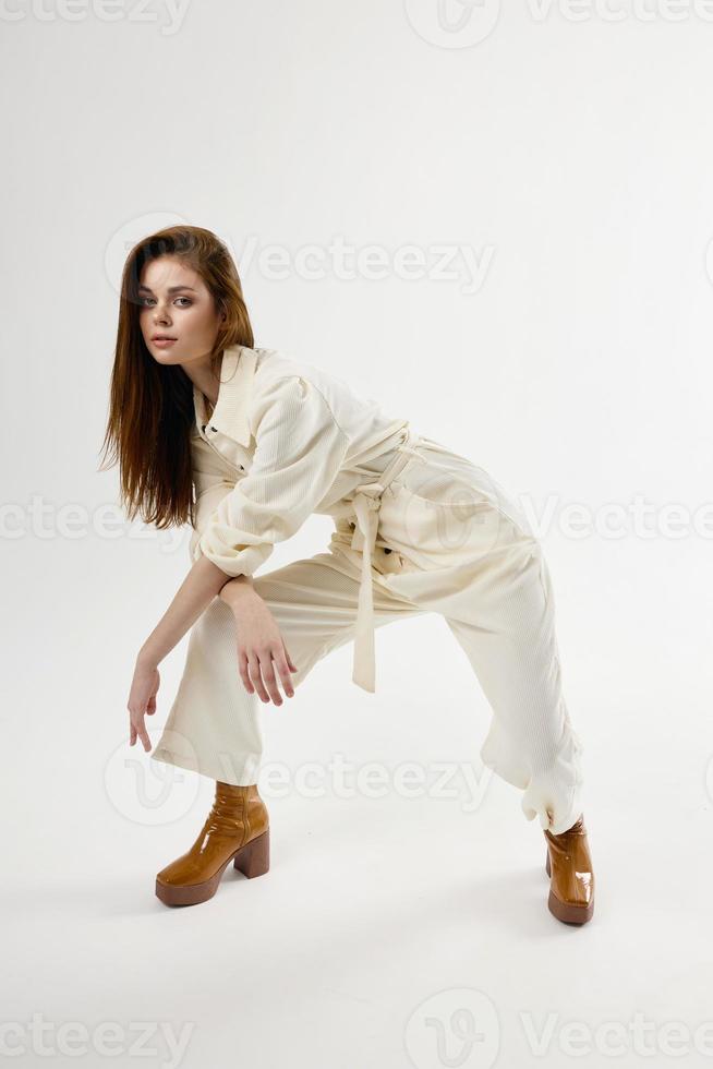 elegante mulher inclinou-se frente branco macacão estúdio moderno estilo isolado fundo foto