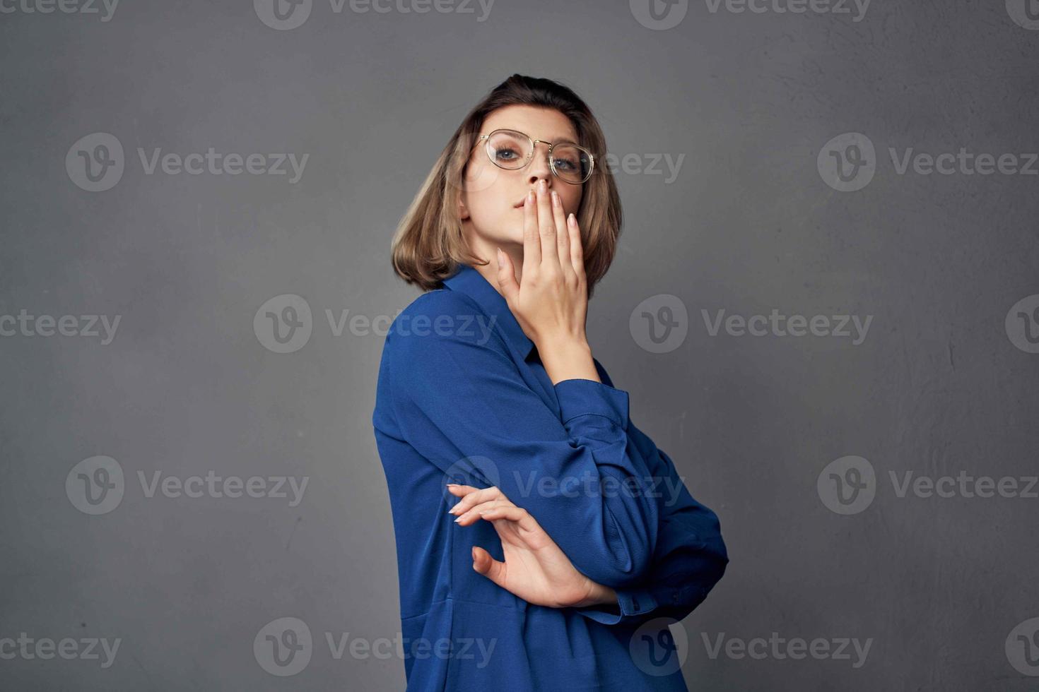 mulher dentro azul camisa vestindo óculos posando glamour moda foto