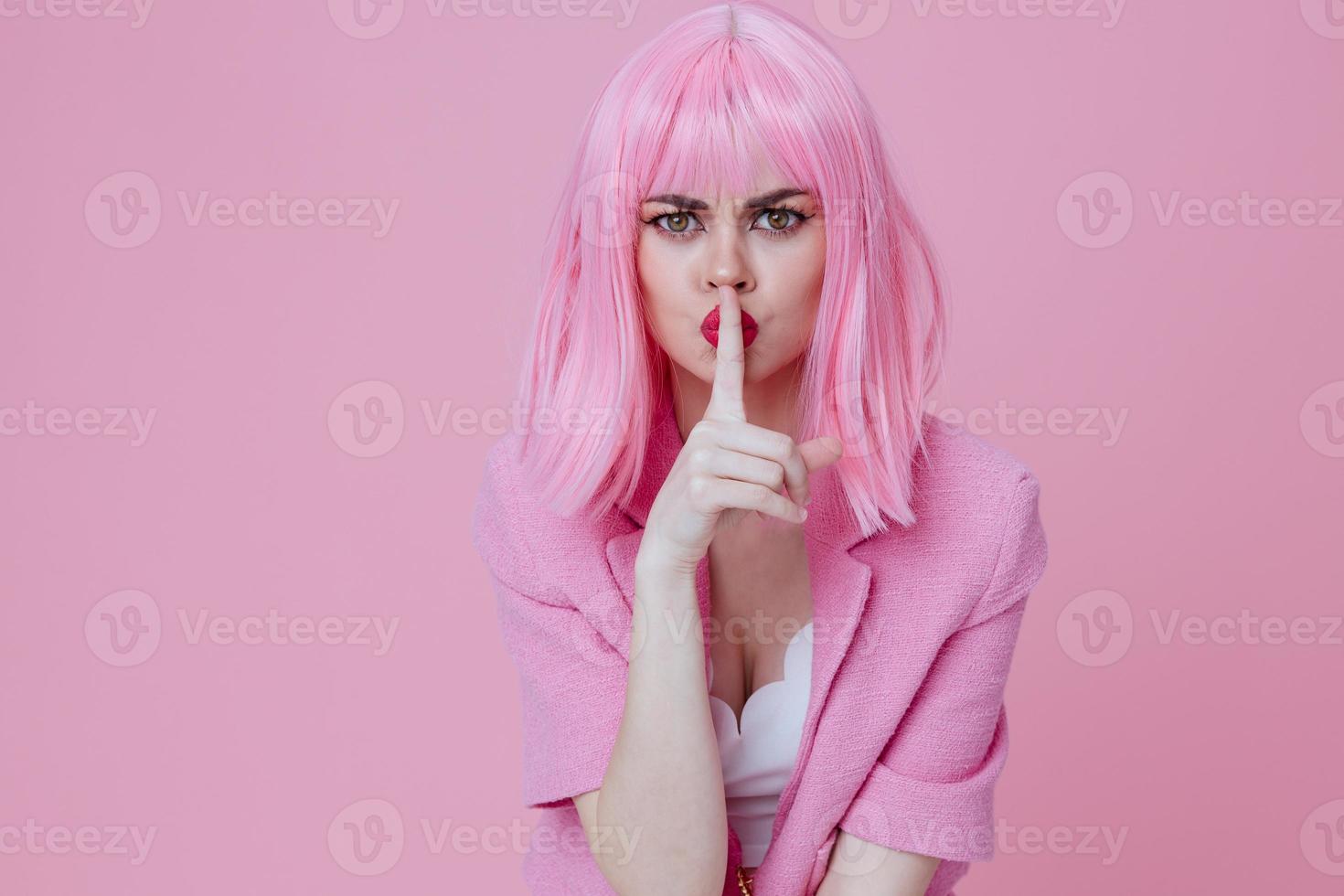 lindo elegante menina brilhante Maquiagem Rosa cabelo glamour cor fundo inalterado foto